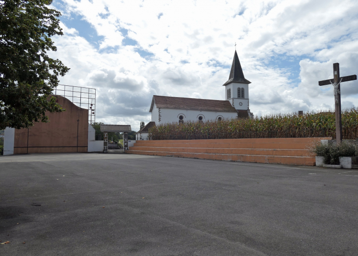 Le fronton de pelote basque, l'église et le calavaire - Béguios