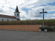 Photo suivante de Béguios l'église et le calvaire sur le terrain de pelote basque