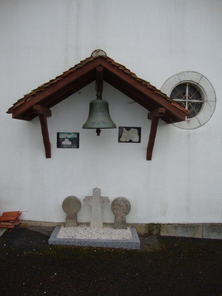 Béhasque-Lapiste (64120) petit memorial funéraqire