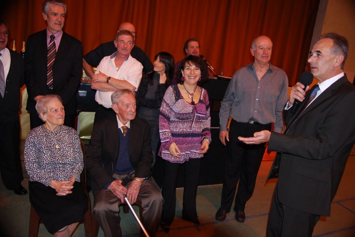 Jeannete LACASSAGNE et Honoré HOUERT les plus anciens participants au repas ainsi que Rosalie LAMBERT et René BAILLINOU, les plus jeunes acceuilis par Thomas PANIAGUA ? MAIRE DE LA COMMUNE - Bénéjacq