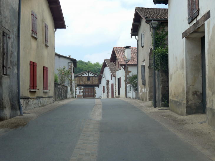 Bergouey : dans la rue principale - Bergouey-Viellenave