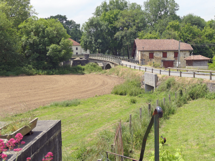 Vieillenave  : le moulin et le pont - Bergouey-Viellenave