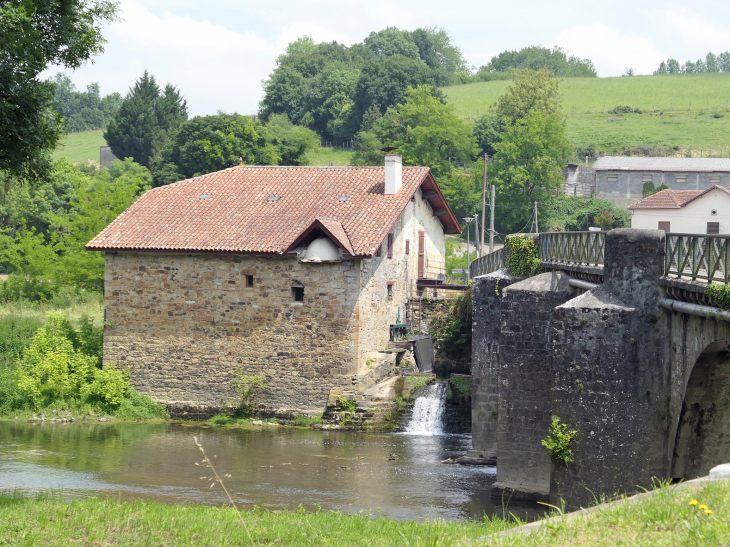 Vieillenave  : le moulin et le pont - Bergouey-Viellenave