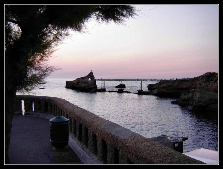 Le Rocher de la Vierge au crépuscule - Biarritz