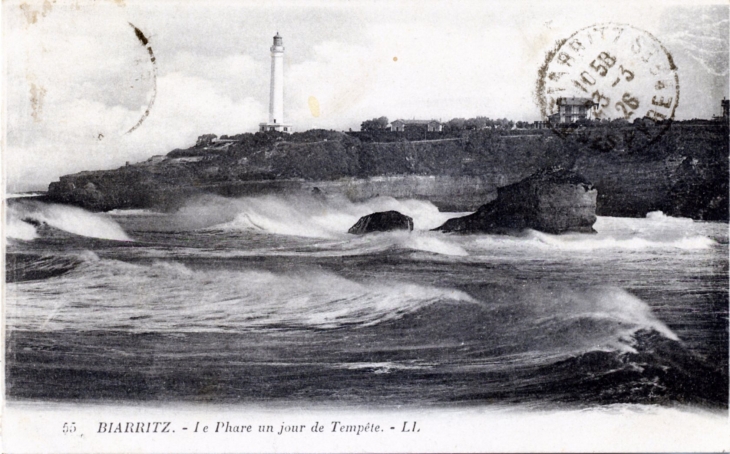 Le phare un jour de tempête; vers 1926 (carte postale ancienne). - Biarritz