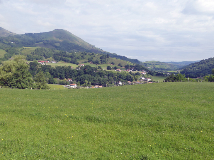 Les fermes éparpillées dans la montagne - Bidarray