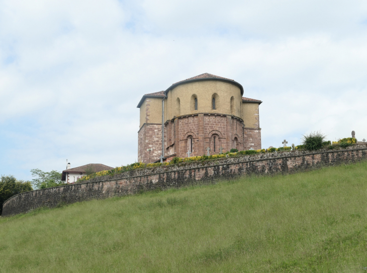 Le chevet de l'église romane et le cimetière - Bidarray