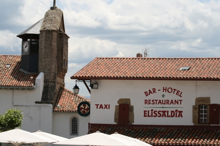 Eglise et l'hôtel restaurant Elissaldia - Bidart