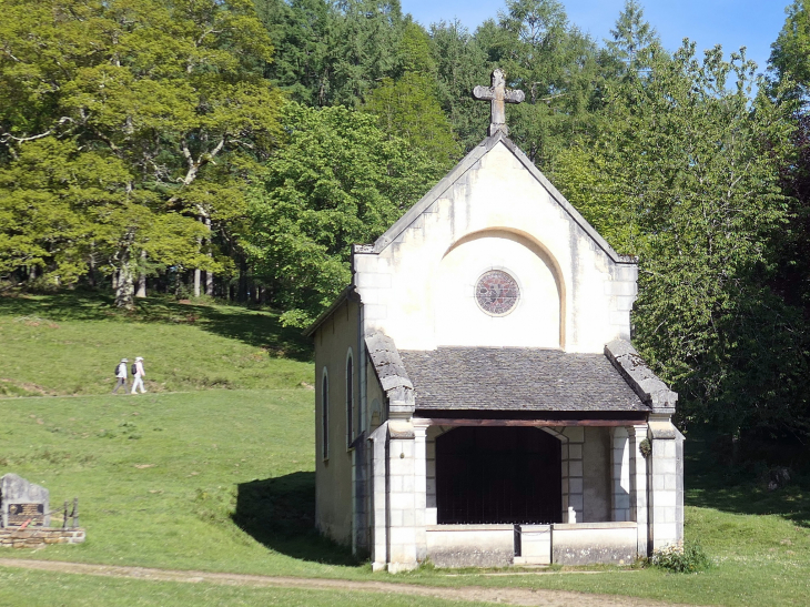 Sur un chemin de randonnée : chapelle de Houndas - Bilhères