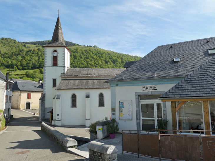 L'église vue de la mairie - Bilhères