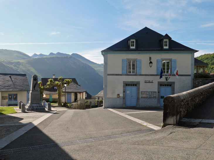 La mairie école et le monument aux morts - Bilhères