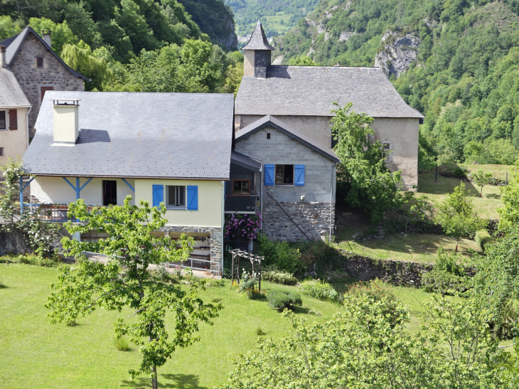 L'hôpital et quelques maisons du village - Borce