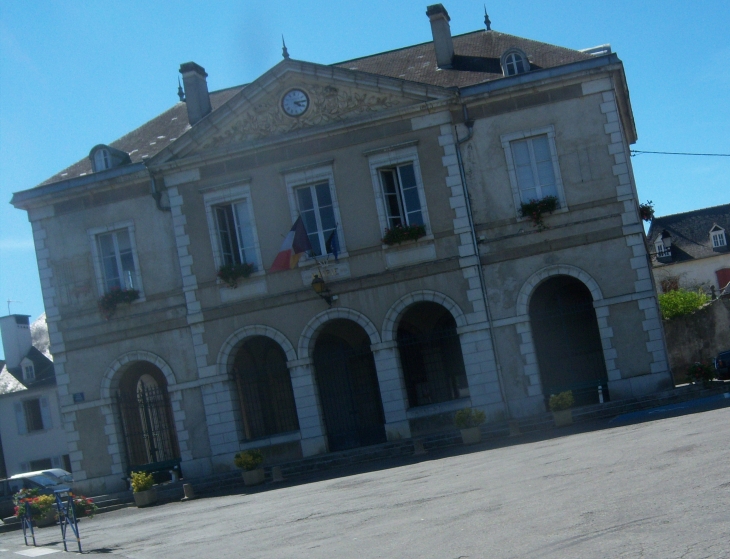 MAIRIE,prise au vol...... - Bruges-Capbis-Mifaget