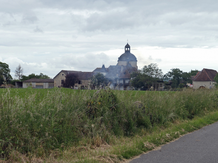 Vue sur le village et son église - Bugnein