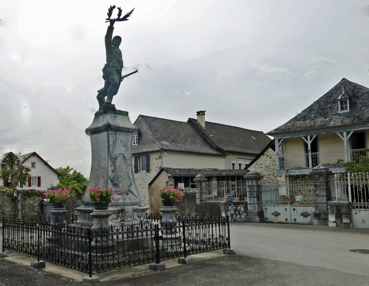 Le monument aux morts sur la place - Buzy