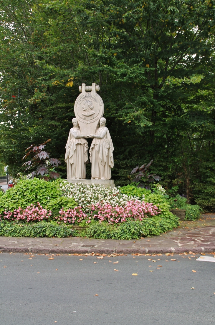 Statue dediée a Edmond-Rostand - Cambo-les-Bains