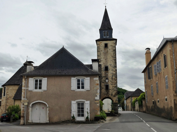 L'église dans la rue principale - Cardesse