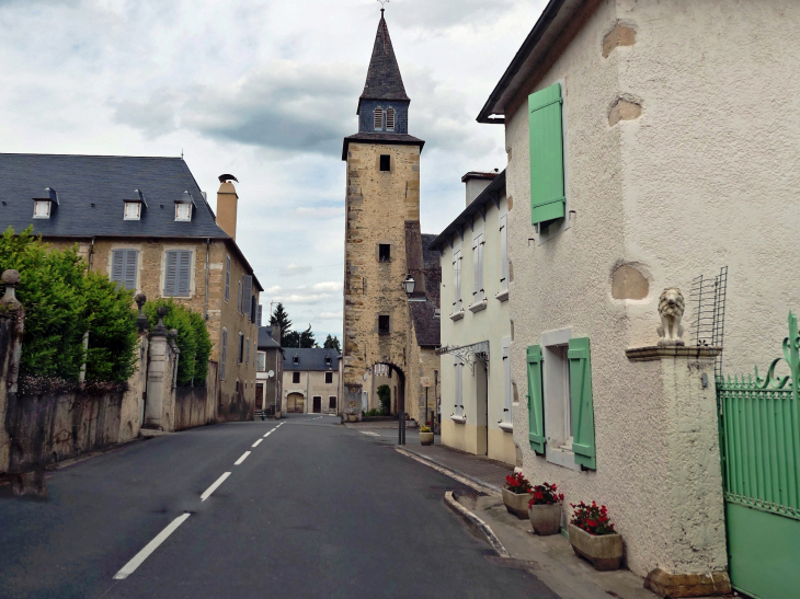 L'église dans la rue principale - Cardesse