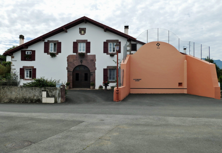 Maison et fronton - Caro