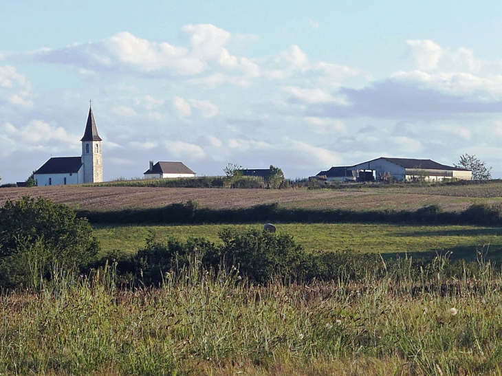 Vue sur le village et l'église - Casteide-Cami