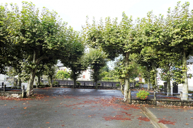 La petite place entourée d'arbres - Castetnau-Camblong