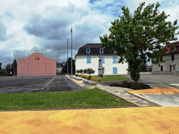 La mairie et le fronton - Charre