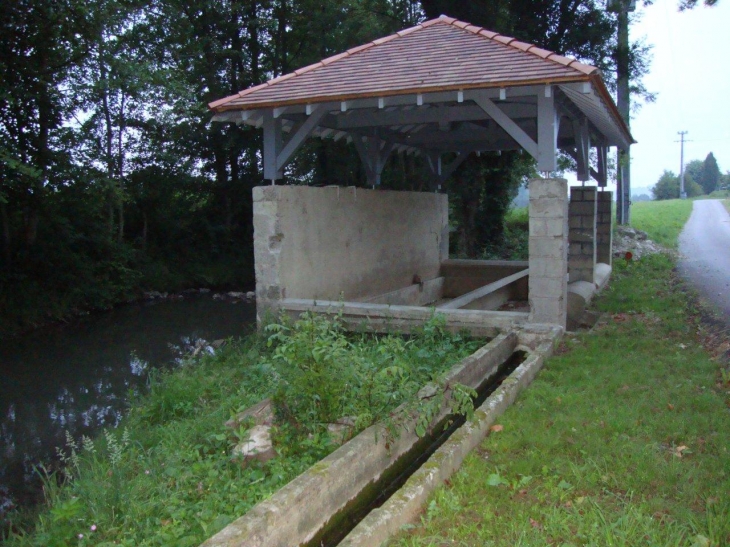 Charritte-de-Bas (64130) lavoir