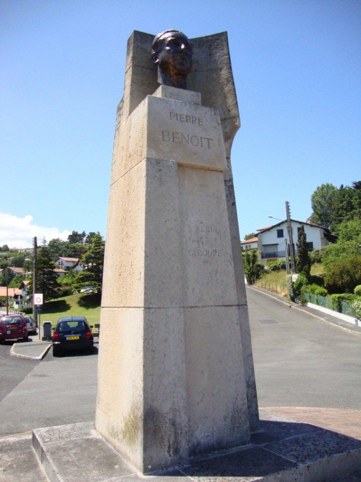 Ciboure (64500) buste de l'écrivain Pierre Benoît