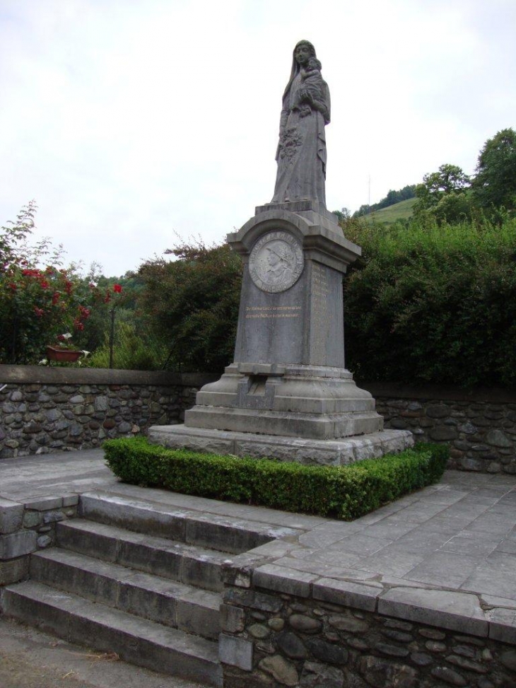 Escot (64490) monument aux morts