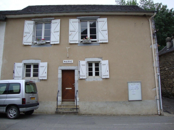 Escot (64490) la mairie