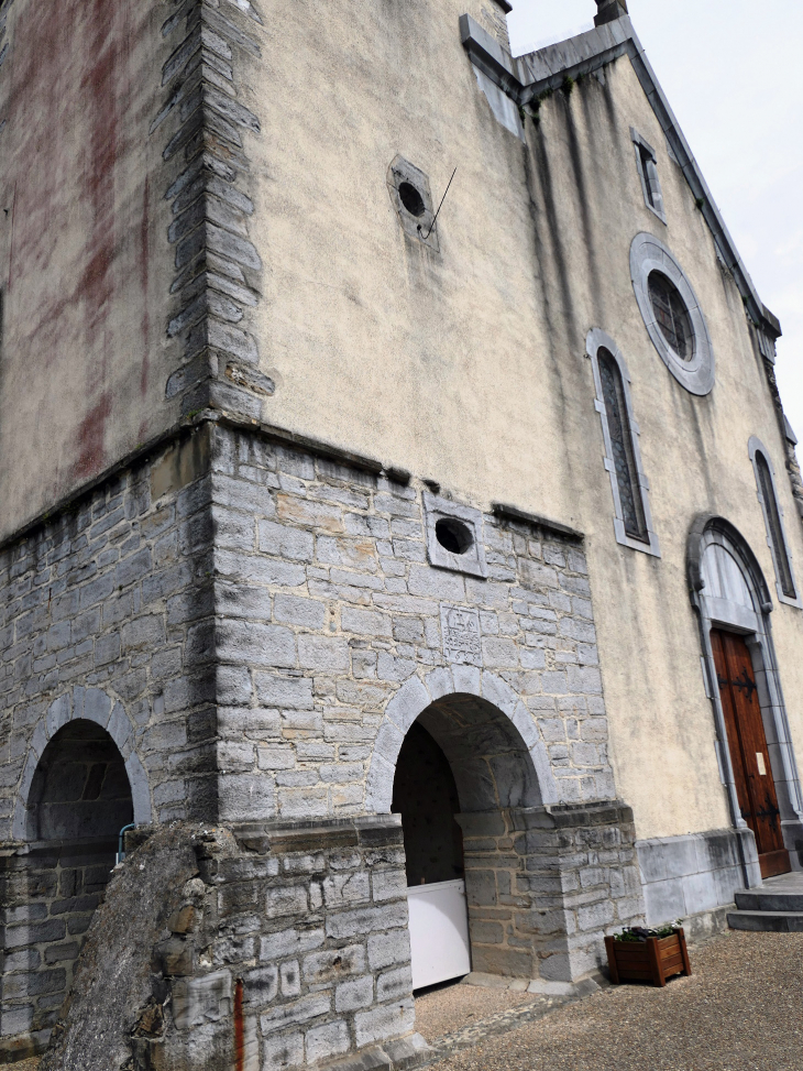 L'entrée de l'église - Escou