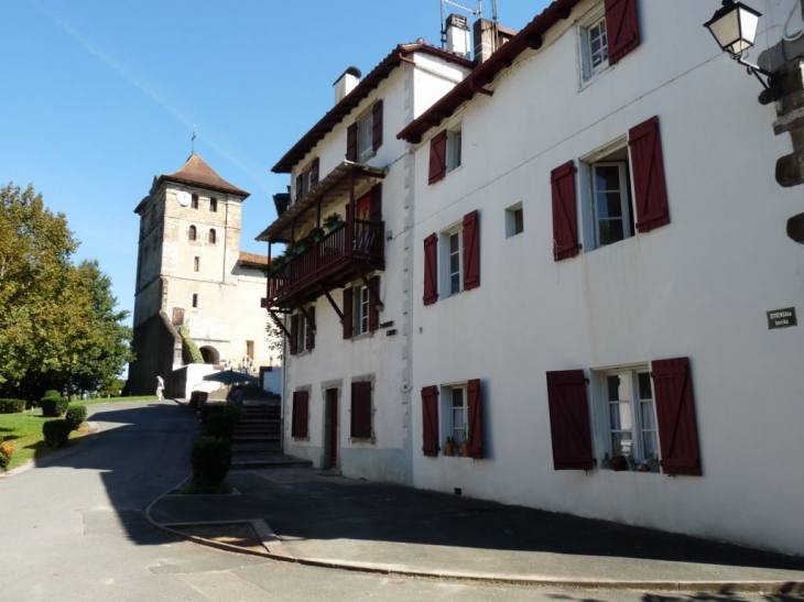 En arrivant vers l'église - Espelette