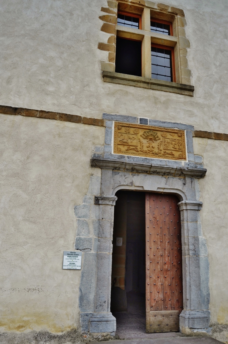 La Mairie ( ancien château des Barons d'Ezpeleta ) - Espelette