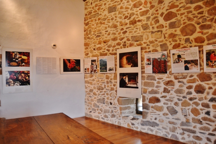 La Mairie ( ancien château des Barons d'Ezpeleta ) - Espelette