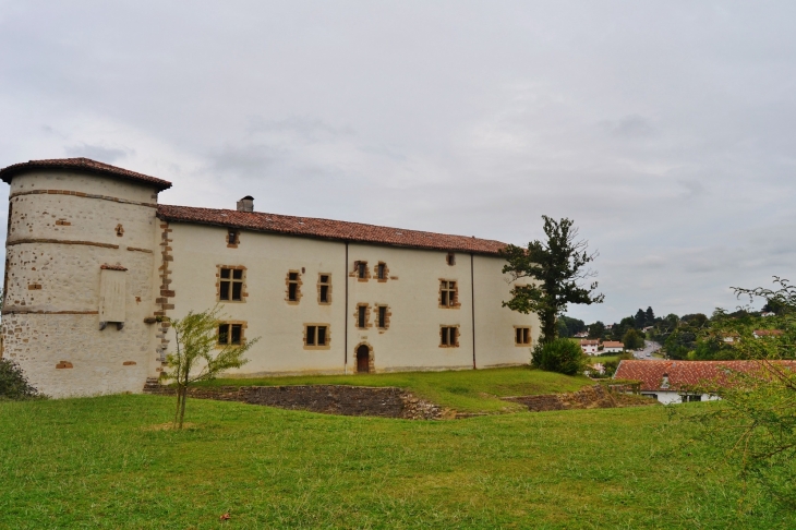 La Mairie ( ancien château des Barons d'Ezpeleta ) - Espelette