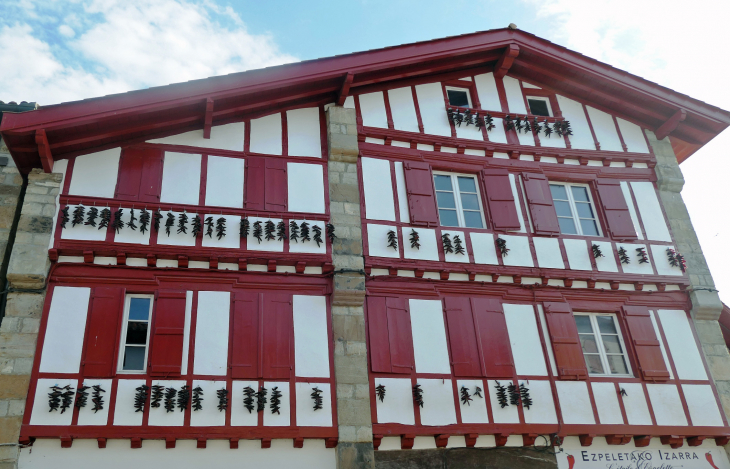 Les piments séchés sur la façade des maisons - Espelette