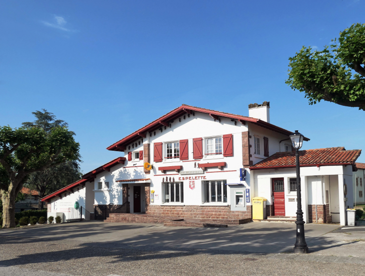 La Poste dans une maison basque - Espelette