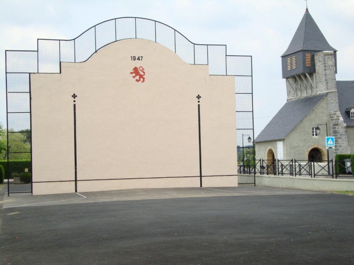 Espès-Undurein (64130) à Espès, fronton auprès de l''eglise