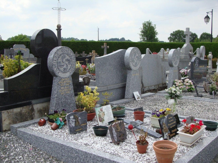 Espès-Undurein (64130) à Espès, stèles basques au cimetière