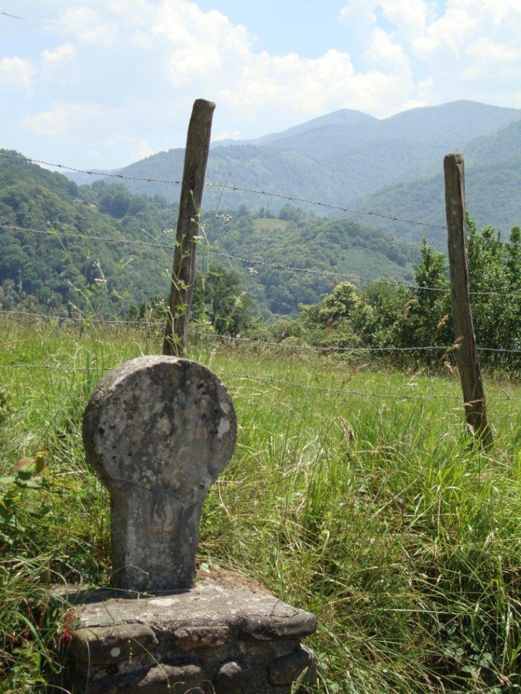 Etchebar (64470) stèle basque de chemin