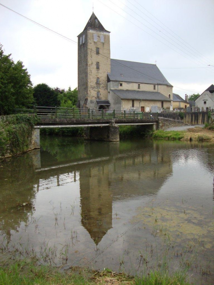 Géronce (64400) Église St.Laurent et son reflet dans le Joos