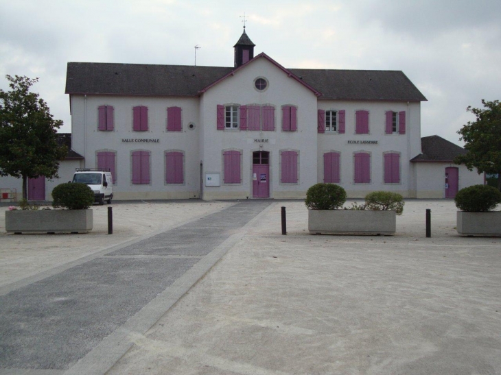 Géronce (64400) mairie-école Lasserre