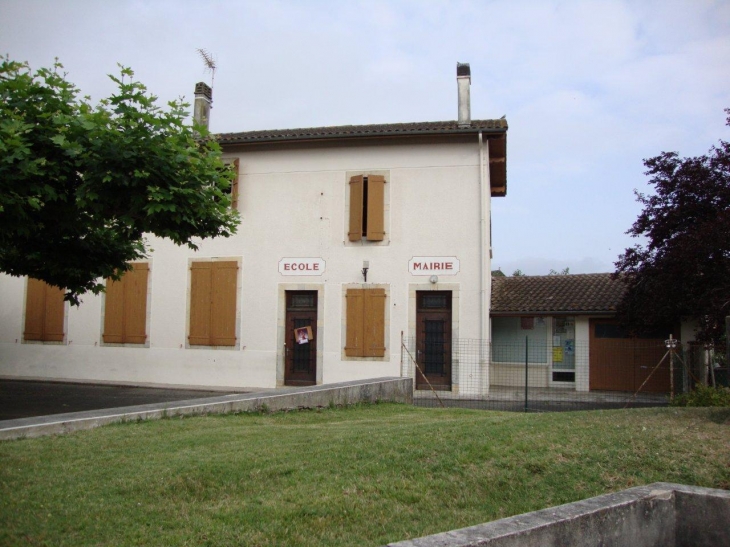 Geüs-d'Oloron (64400) mairie-école