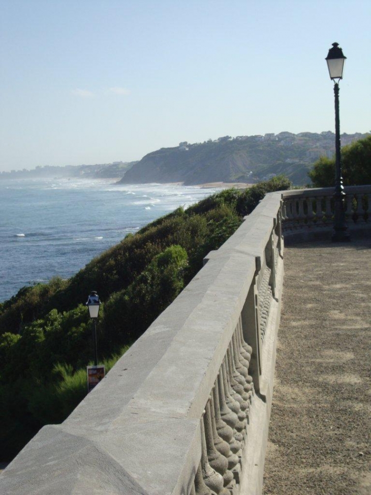 Guéthary (64210) Vue de la Terrasse Pouis-Louis sur la côte