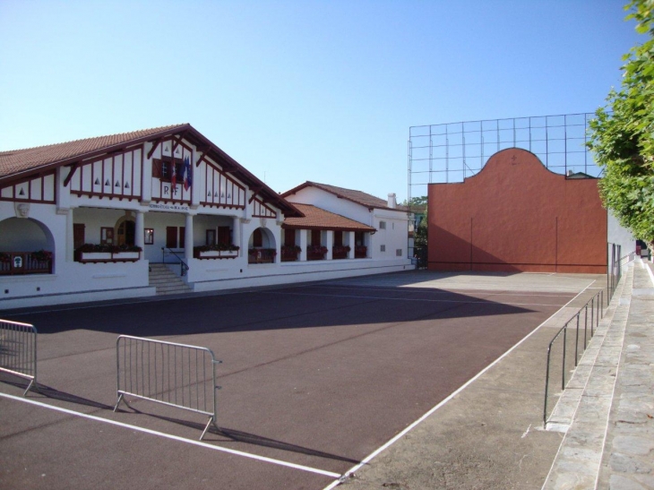 Guéthary (64210) mairie et fronton