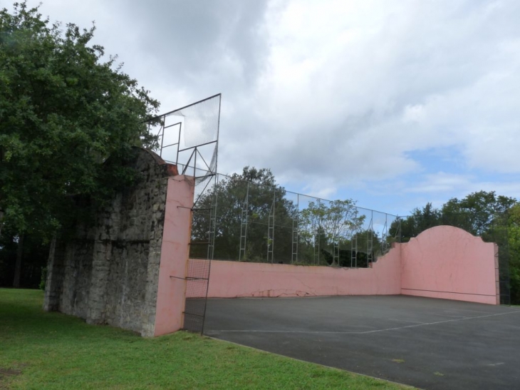 Fronton mur à gauche - Guéthary