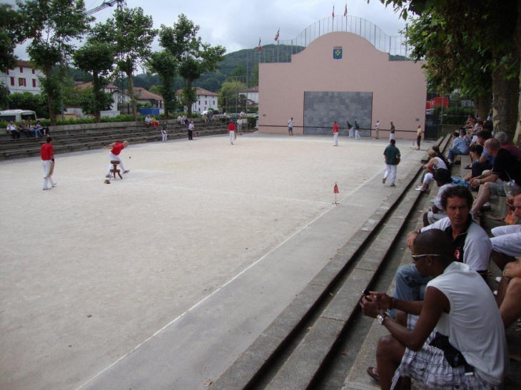 Hasparren, , le terrain de pelote, jeu de Rebot vue vers le fronton (dos au mur de fond)