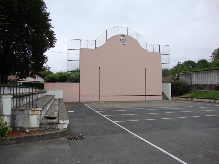 Hasparren, à Urcuray, fronton