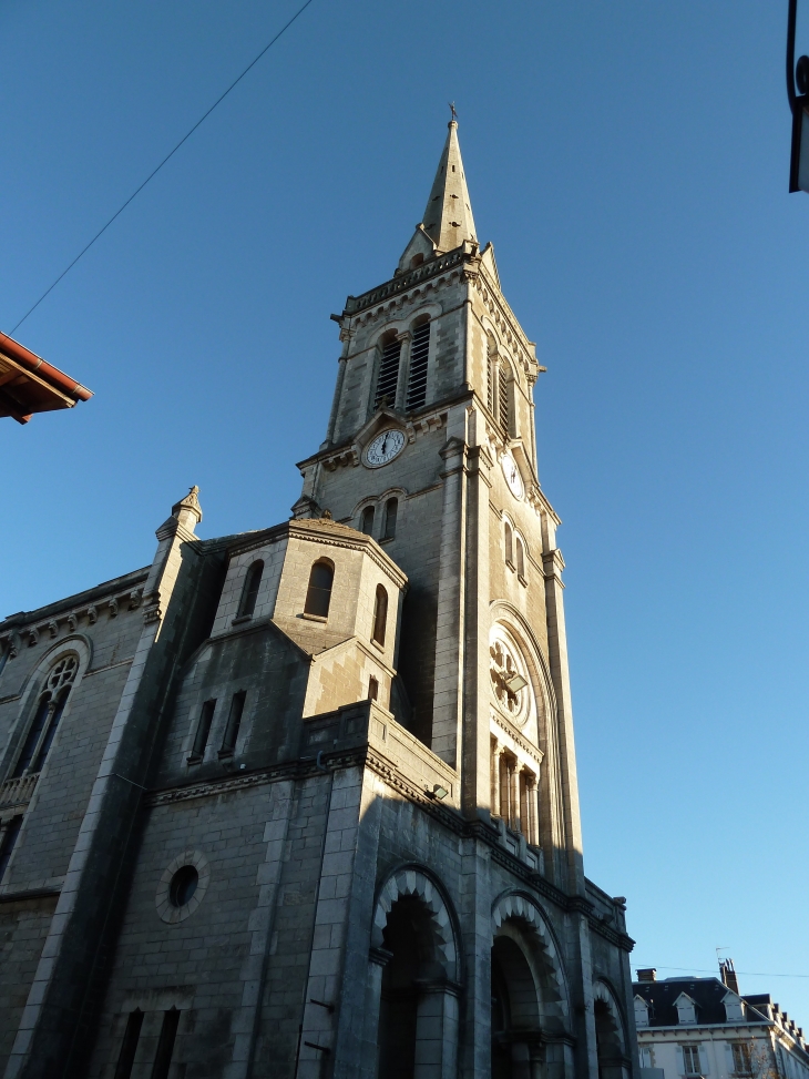 L'église Saint-Jean-Baptiste date des XVIe, XVIIe, et XIXe siècle. - Hasparren