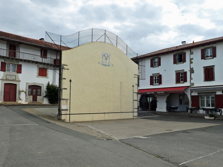 Le fronton sur la place - Hélette